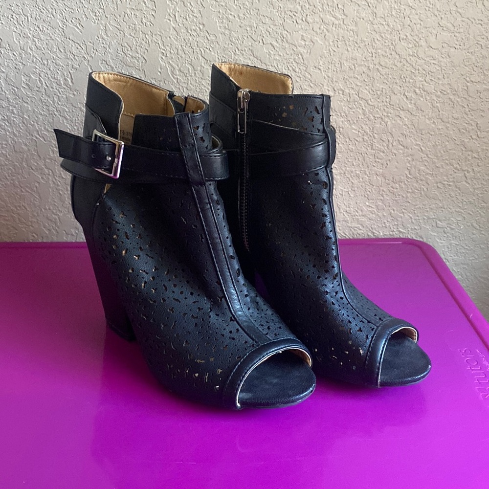 Black peektoe heels!